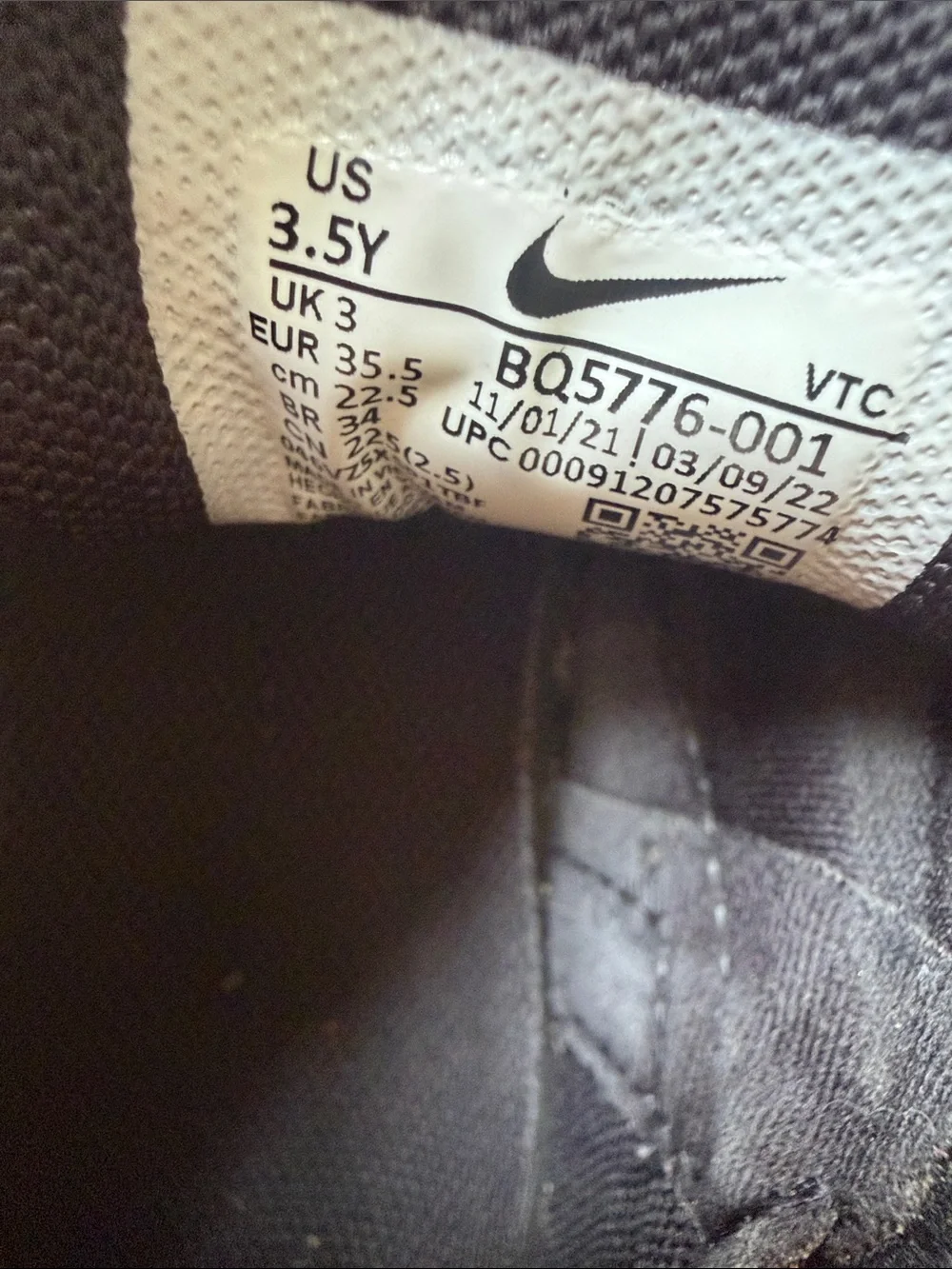 Nike boys size 3.5Y Air Max 270 Triple Black